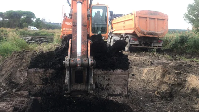 Turbas Del Prado excavadora extrayendo tierra