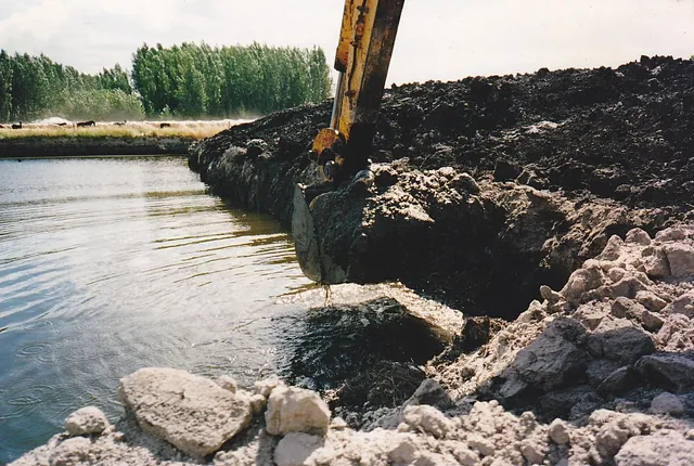 Turbas Del Prado excavadora en orilla de pantano